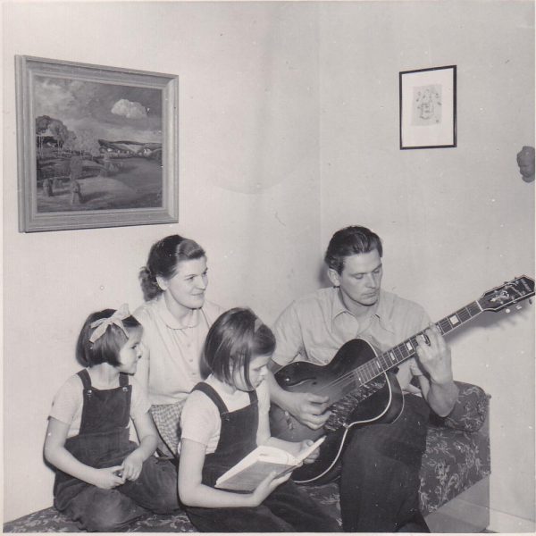 EWK på en tidig bild med sin kära familj, hustrun Alice och döttrarna Aino och Margareta.