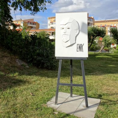 Skulptören Thomas Qvarsebos fina skulptur står utanför Fullersta gård i Huddinge där EWK bodde i många år. Fullersta gård har en permanent EWK-utställning.
