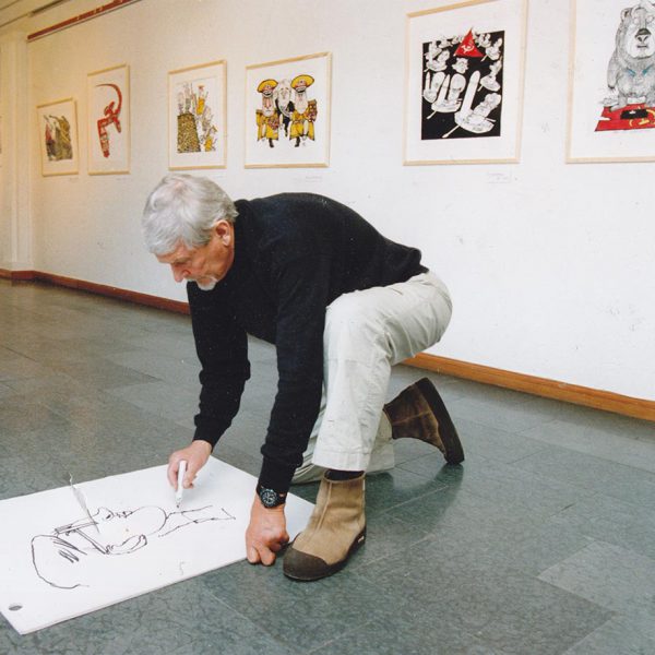 EWK jobbar med en av sina många utställningar. Foto: Rolf Pettersson.